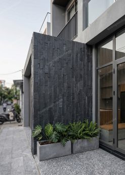 Đá ghép đen Ấn ốp tường kiểu dọc 10x50
