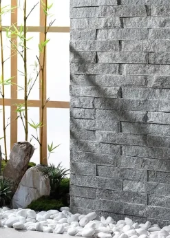 Đá chẻ đen ánh kim ốp tường 5x20