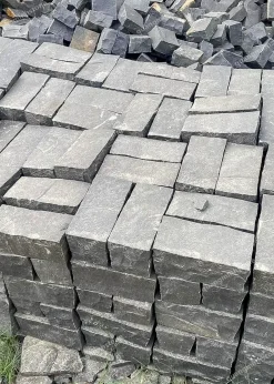 Alternative view of Đá Cubic Xanh 10x10x20