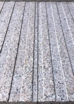 Đá hồng gia lai khò nhám gia công rãnh Lót Ram Dốc 30x60 - quang minh stone 2