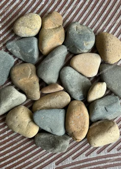 Sỏi Đen Trộn Vàng Suối Trang Trí - quang minh stone 2